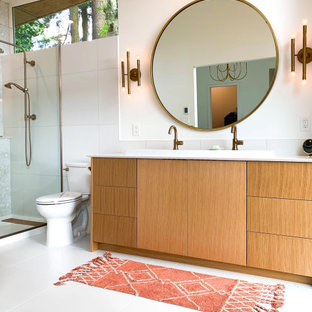 Inspiration för 60 tals vitt en-suite badrum, med släta luckor, skåp i ljust trä, vita väggar och vitt golv