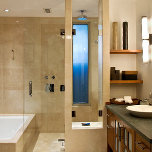 Inspiration för mellanstora moderna en-suite badrum, med ett fristående handfat, bänkskiva i täljsten, släta luckor, skåp i mellenmörkt trä, ett undermonterat badkar, våtrum, beige kakel, vita väggar, travertin golv och travertinkakel