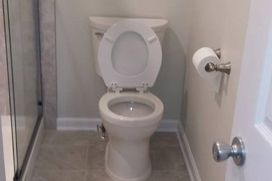Imagen de cuarto de baño clásico de tamaño medio con sanitario de dos piezas, suelo de baldosas de porcelana y suelo gris