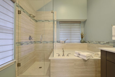 Inredning av ett modernt mellanstort en-suite badrum, med släta luckor, bruna skåp, ett badkar i en alkov, en hörndusch, beige kakel, porslinskakel, blå väggar, klinkergolv i porslin, ett undermonterad handfat, bänkskiva i kvarts, beiget golv och dusch med gångjärnsdörr