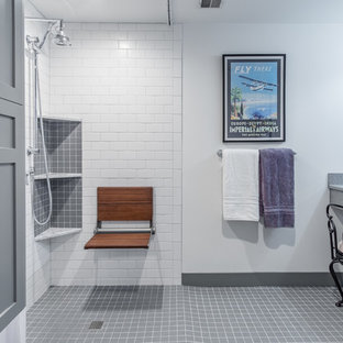 Idéer för ett litet lantligt en-suite badrum, med skåp i shakerstil, grå skåp, en vägghängd toalettstol, vit kakel, tunnelbanekakel, vita väggar, klinkergolv i keramik, bänkskiva i onyx, grått golv, dusch med duschdraperi, en kantlös dusch och ett integrerad handfat
