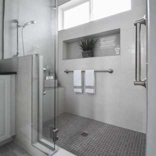 Inspiration för mellanstora klassiska svart en-suite badrum, med luckor med upphöjd panel, vita skåp, en dusch i en alkov, en toalettstol med separat cisternkåpa, grå kakel, keramikplattor, grå väggar, klinkergolv i keramik, ett undermonterad handfat, bänkskiva i kvarts, grått golv och dusch med gångjärnsdörr