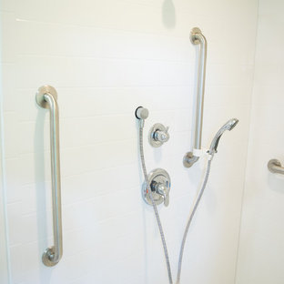 Idéer för mellanstora vintage en-suite badrum, med svarta skåp, en kantlös dusch, en toalettstol med separat cisternkåpa, gröna väggar, korkgolv, granitbänkskiva och beiget golv
