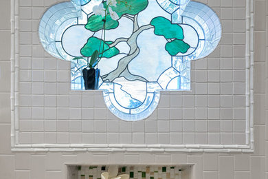 Ispirazione per una stanza da bagno padronale etnica di medie dimensioni con zona vasca/doccia separata, piastrelle beige e piastrelle in ceramica