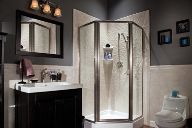 Bild på ett mellanstort funkis badrum med dusch, med ett nedsänkt handfat, bänkskiva i akrylsten, en hörndusch, en toalettstol med hel cisternkåpa, vit kakel, grå väggar och klinkergolv i keramik