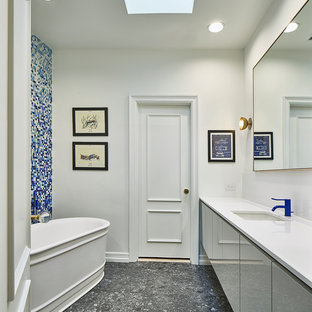 Idee per una stanza da bagno per bambini minimalista di medie dimensioni con ante lisce, ante grigie, vasca freestanding, WC sospeso, piastrelle blu, lastra di vetro, pareti bianche, pavimento in sughero, lavabo sottopiano, top in quarzite, doccia a filo pavimento, pavimento bianco e porta doccia a battente