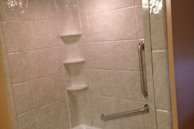 Idee per una stanza da bagno padronale classica di medie dimensioni con vasca/doccia, piastrelle beige e pareti beige