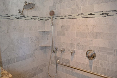 Modelo de cuarto de baño principal clásico de tamaño medio con ducha a ras de suelo, baldosas y/o azulejos grises y baldosas y/o azulejos de cemento
