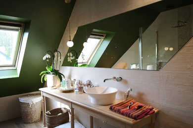 Modelo de cuarto de baño principal contemporáneo de tamaño medio con armarios abiertos, ducha doble, paredes verdes, suelo de madera clara, lavabo encastrado, encimera de madera, suelo beige y encimeras beige