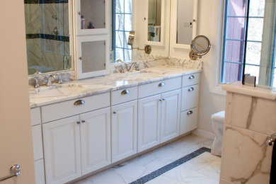 Идея дизайна: большая главная ванная комната в стиле неоклассика (современная классика) с фасадами с выступающей филенкой, белыми фасадами, угловым душем, серой плиткой, мраморной плиткой, белыми стенами, мраморным полом, врезной раковиной, мраморной столешницей, белым полом и душем с распашными дверями