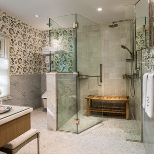 Ispirazione per una grande stanza da bagno con doccia classica con doccia a filo pavimento, WC sospeso, piastrelle grigie, pareti grigie, top in vetro, ante con riquadro incassato, ante in legno scuro, piastrelle in gres porcellanato, pavimento in gres porcellanato, lavabo sottopiano, porta doccia a battente e pavimento grigio