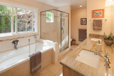 На фото: маленькая главная ванная комната в классическом стиле с плоскими фасадами, светлыми деревянными фасадами, накладной ванной, угловым душем, раздельным унитазом, бежевой плиткой, керамогранитной плиткой, бежевыми стенами, полом из керамогранита, врезной раковиной, столешницей из гранита, бежевым полом и душем с распашными дверями для на участке и в саду
