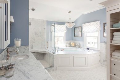 ボストンにある広いトラディショナルスタイルのおしゃれなマスターバスルーム (アンダーカウンター洗面器、インセット扉のキャビネット、白いキャビネット、大理石の洗面台、アンダーマウント型浴槽、コーナー設置型シャワー、白いタイル、石タイル、青い壁、モザイクタイル) の写真