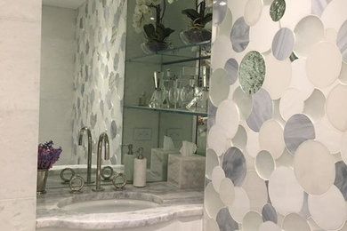 Foto de cuarto de baño contemporáneo pequeño con puertas de armario blancas, baldosas y/o azulejos grises, baldosas y/o azulejos blancos, paredes blancas, aseo y ducha, lavabo bajoencimera y encimera de mármol