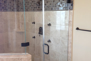 ヒューストンにあるトランジショナルスタイルのおしゃれな浴室 (コーナー設置型シャワー、ベージュのタイル、磁器タイル、ベージュの壁) の写真