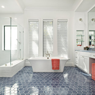 Immagine di una stanza da bagno stile marinaro con ante con riquadro incassato, ante bianche, vasca freestanding, piastrelle bianche, pareti bianche, lavabo sottopiano, pavimento blu e top blu