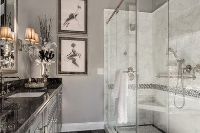 Inspiration för ett mellanstort vintage badrum med dusch, med luckor med upphöjd panel, grå skåp, en hörndusch, en toalettstol med separat cisternkåpa, grå väggar, marmorgolv, ett undermonterad handfat och granitbänkskiva