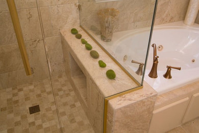 Imagen de cuarto de baño principal actual de tamaño medio con bañera encastrada, ducha a ras de suelo, baldosas y/o azulejos beige, baldosas y/o azulejos de piedra, paredes beige y suelo de baldosas de porcelana