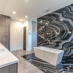 Esempio di una grande stanza da bagno padronale minimalista con ante grigie, vasca freestanding, doccia aperta, pistrelle in bianco e nero, lastra di pietra, top in quarzo composito, pareti bianche, pavimento in marmo e lavabo sottopiano