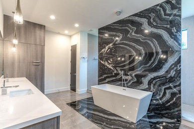 Inspiration pour une grande salle de bain principale minimaliste avec des portes de placard grises, une baignoire indépendante, une douche ouverte, un carrelage noir et blanc, des dalles de pierre, un plan de toilette en quartz modifié, un mur blanc, un sol en marbre et un lavabo encastré.