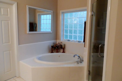 アトランタにある中くらいなトランジショナルスタイルのおしゃれなマスターバスルーム (コーナー型浴槽、白いタイル、セラミックタイル、ベージュの壁、アルコーブ型シャワー) の写真