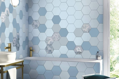 Badezimmer mit blauen Fliesen, Keramikfliesen, blauer Wandfarbe, Porzellan-Bodenfliesen und grauem Boden in London