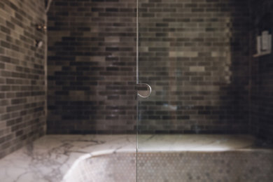 Ejemplo de cuarto de baño principal minimalista grande con ducha abierta, baldosas y/o azulejos blancos, baldosas y/o azulejos de cemento, paredes grises, suelo de mármol y encimera de mármol