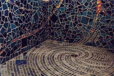 サンフランシスコにある広いおしゃれな浴室 (アルコーブ型シャワー、マルチカラーのタイル、モザイクタイル、ベージュの壁、トラバーチンの床) の写真