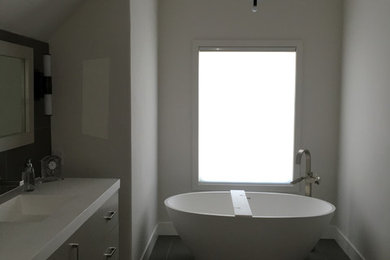 サンフランシスコにある中くらいなモダンスタイルのおしゃれなマスターバスルーム (フラットパネル扉のキャビネット、置き型浴槽、アルコーブ型シャワー、セラミックタイル、白い壁、セラミックタイルの床、一体型シンク) の写真