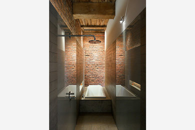 マンチェスターにあるインダストリアルスタイルのおしゃれな浴室の写真