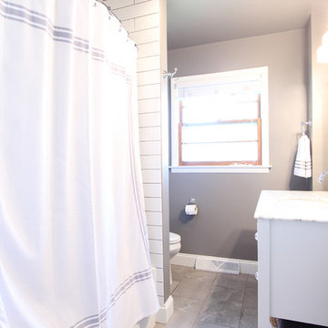 Alcove Bathtub with Curved Shower Curtain Rod