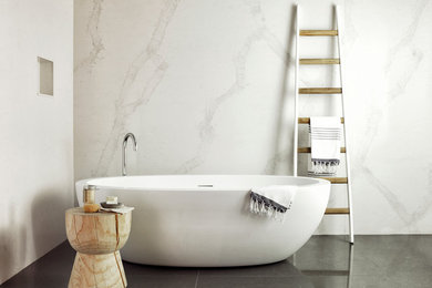 シドニーにある高級な小さなコンテンポラリースタイルのおしゃれなマスターバスルーム (ペデスタルシンク、クオーツストーンの洗面台、置き型浴槽、バリアフリー、白いタイル、石スラブタイル、白い壁) の写真