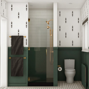 Ispirazione per una stanza da bagno padronale minimalista con ante lisce, ante in legno scuro, doccia ad angolo, WC monopezzo, piastrelle verdi, piastrelle in gres porcellanato, pavimento in compensato, lavabo sottopiano, top in quarzo composito, porta doccia a battente, top bianco, due lavabi, mobile bagno incassato e carta da parati