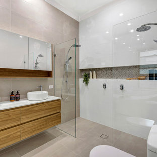 Idéer för ett modernt vit en-suite badrum, med släta luckor, skåp i mellenmörkt trä, en kantlös dusch, beige kakel, flerfärgad kakel, ett fristående handfat, bänkskiva i kvarts, beiget golv och med dusch som är öppen