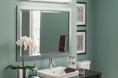 ボストンにある高級な中くらいなトランジショナルスタイルのおしゃれな浴室 (フラットパネル扉のキャビネット、濃色木目調キャビネット、緑の壁、ベッセル式洗面器、クオーツストーンの洗面台) の写真