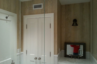 Imagen de cuarto de baño tradicional con paredes beige y aseo y ducha