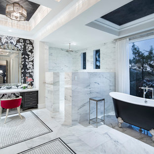 Exempel på ett mycket stort klassiskt vit vitt en-suite badrum, med ett badkar med tassar, en hörndusch, marmorkakel, marmorgolv, marmorbänkskiva, med dusch som är öppen, luckor med infälld panel, svarta skåp, vita väggar och vitt golv
