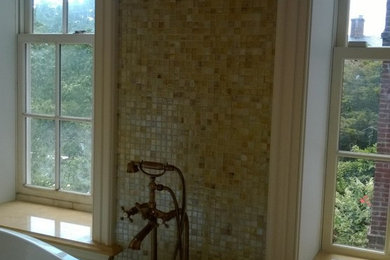 Ejemplo de cuarto de baño principal clásico con bañera con patas, baldosas y/o azulejos de piedra y suelo de mármol
