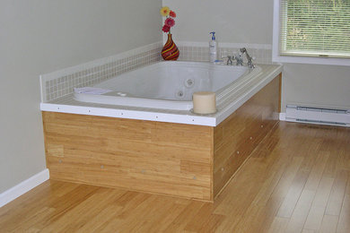 Ejemplo de cuarto de baño actual con suelo de bambú y suelo amarillo