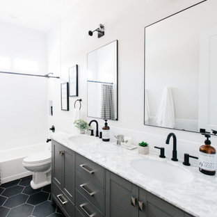Idee per una stanza da bagno tradizionale con ante in stile shaker, ante grigie, vasca ad alcova, pareti bianche, lavabo sottopiano, pavimento nero, top bianco e due lavabi
