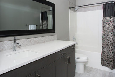 Foto de cuarto de baño moderno con armarios con paneles lisos