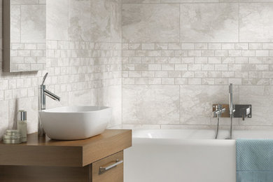 Diseño de cuarto de baño contemporáneo con bañera exenta, baldosas y/o azulejos grises, baldosas y/o azulejos de porcelana, suelo de madera oscura y suelo marrón
