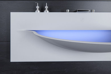 Diseño de cuarto de baño principal actual grande con lavabo suspendido y encimera de acrílico