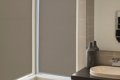 Exemple d'une salle de bain principale tendance avec un placard en trompe-l'oeil, des portes de placard beiges, une baignoire indépendante, un carrelage beige, des carreaux de céramique, un mur gris, un sol en carrelage de céramique et un lavabo posé.