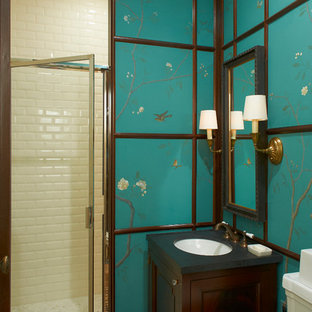Aménagement d'une petit salle de bain asiatique avec un lavabo encastré, un placard avec porte à panneau encastré, des portes de placard en bois sombre, un WC séparé, un carrelage blanc, un carrelage métro, un mur bleu, un sol en carreaux de ciment, un plan de toilette en surface solide, un sol beige, une cabine de douche à porte battante et un plan de toilette noir.