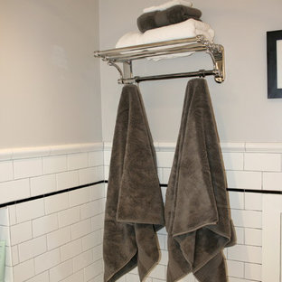 Aménagement d'une petit salle de bain principale classique avec un lavabo de ferme, une baignoire sur pieds, un combiné douche/baignoire, un WC séparé, un carrelage blanc, des carreaux de céramique, un mur blanc et un sol en carrelage de terre cuite.