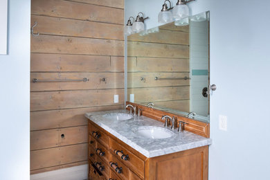 シアトルにある中くらいなラスティックスタイルのおしゃれなマスターバスルーム (家具調キャビネット、ヴィンテージ仕上げキャビネット、クオーツストーンの洗面台、白い洗面カウンター) の写真