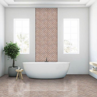 Idéer för mellanstora funkis rosa en-suite badrum, med rosa kakel, marmorkakel, rosa väggar, marmorgolv, marmorbänkskiva och rosa golv
