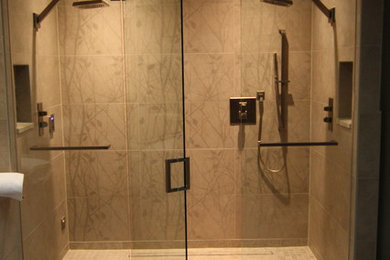 Idéer för ett modernt badrum, med en dusch i en alkov, cementgolv, grått golv och dusch med gångjärnsdörr