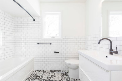 エドモントンにあるコンテンポラリースタイルのおしゃれな浴室の写真